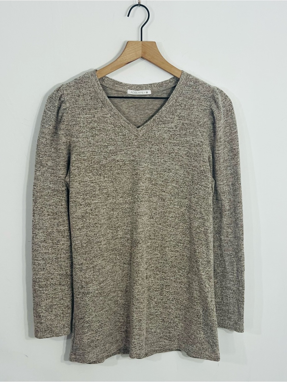 ADREAMLY Beige Solid Knit V-Neck Long Sleeve Pullover Sweater Size M Casual